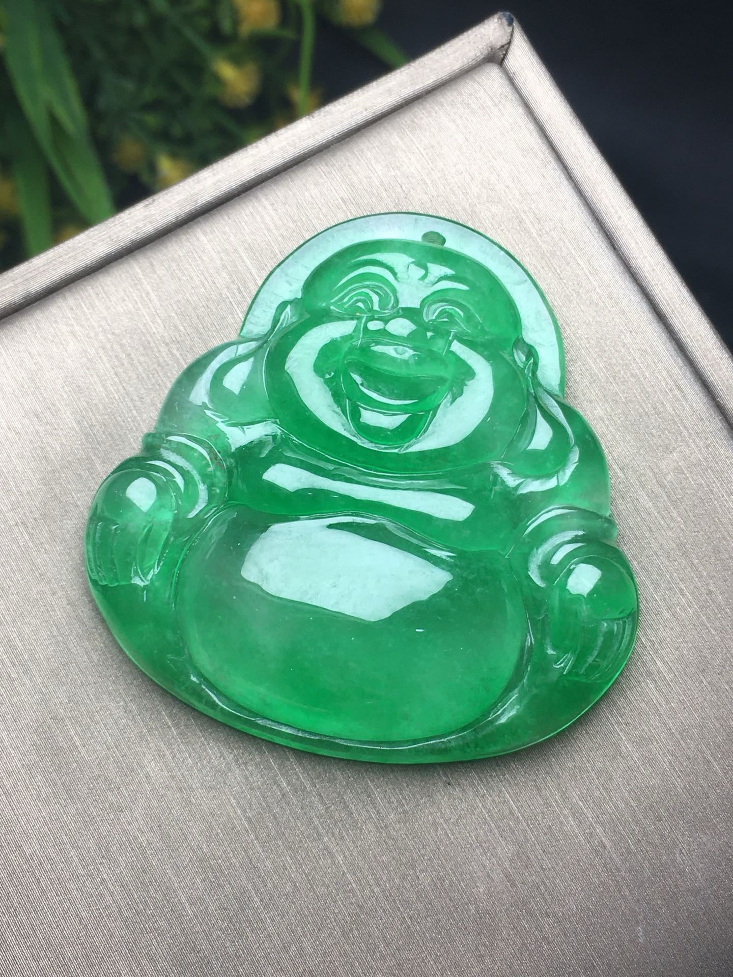 Ice Drifting Green Jade Buddha Gong