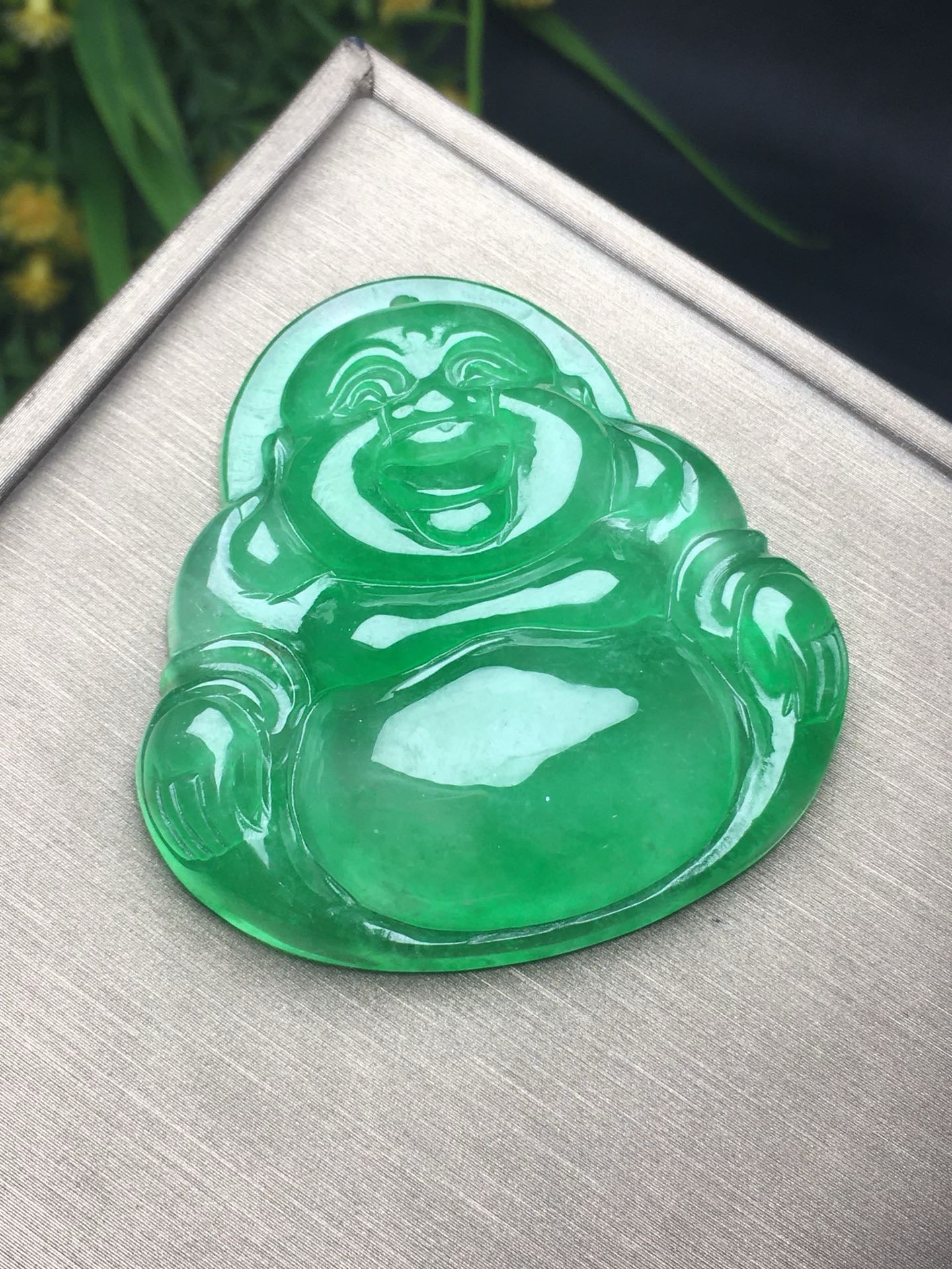 Ice Drifting Green Jade Buddha Gong
