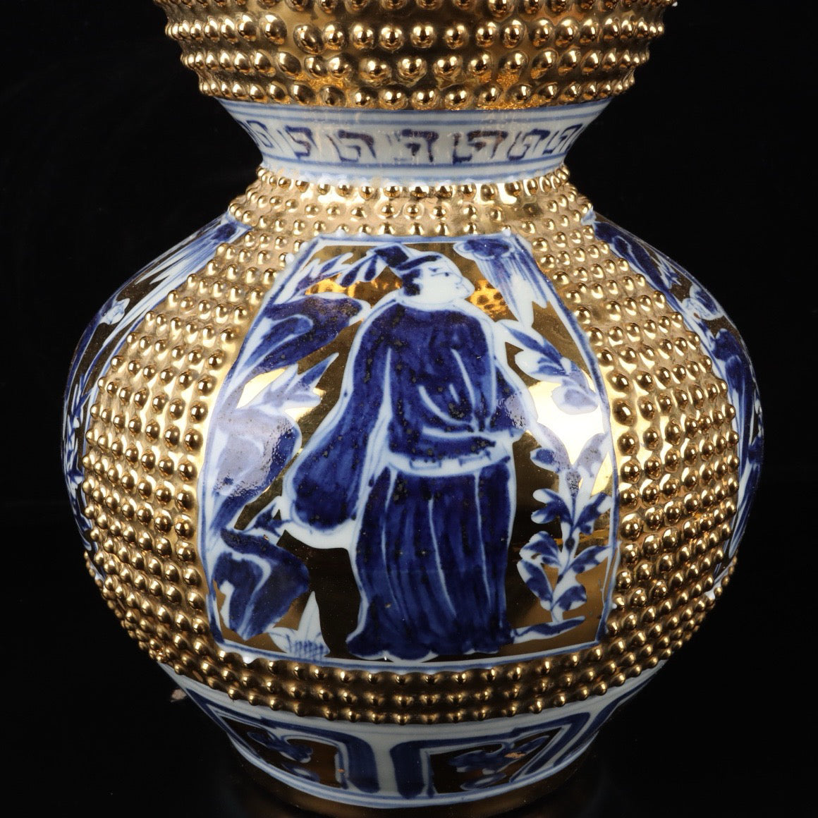 Blue and white gilded character story patterned gourd vase