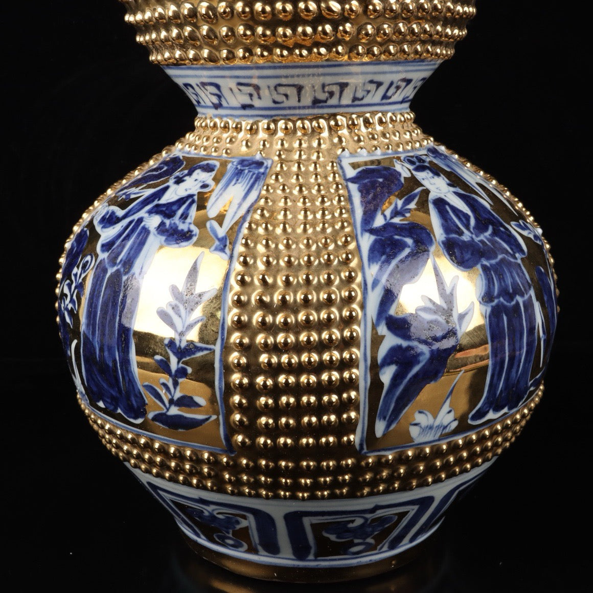 Blue and white gilded character story patterned gourd vase