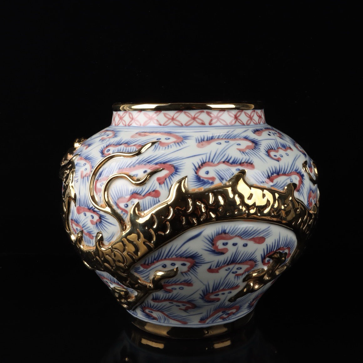 Blue and white glazed gilded golden red relief jar with cloud and dragon patterns