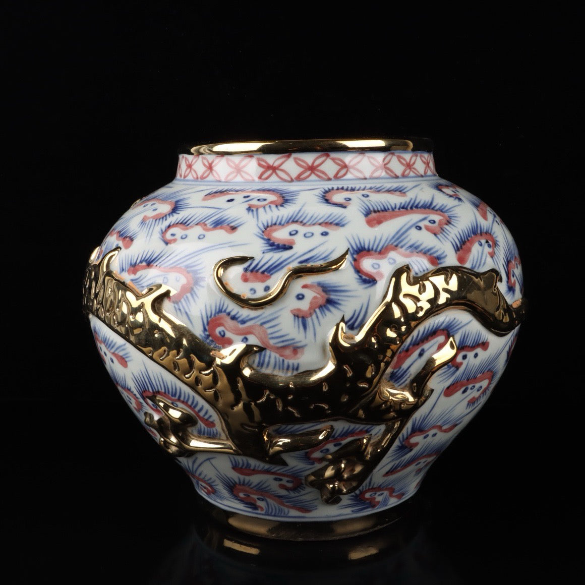 Blue and white glazed gilded golden red relief jar with cloud and dragon patterns