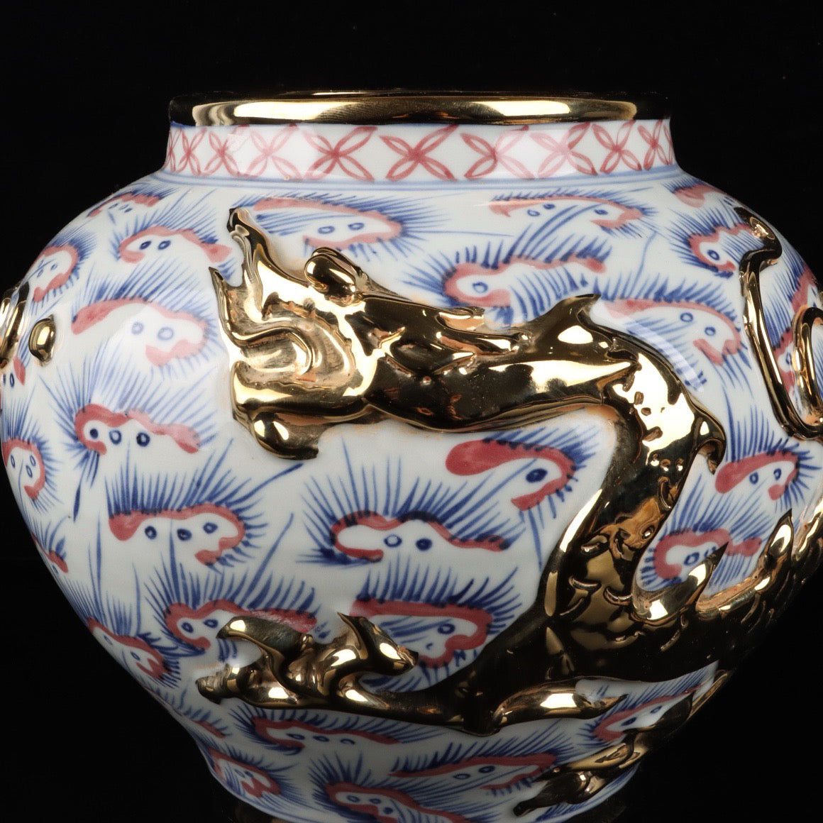 Blue and white glazed gilded golden red relief jar with cloud and dragon patterns