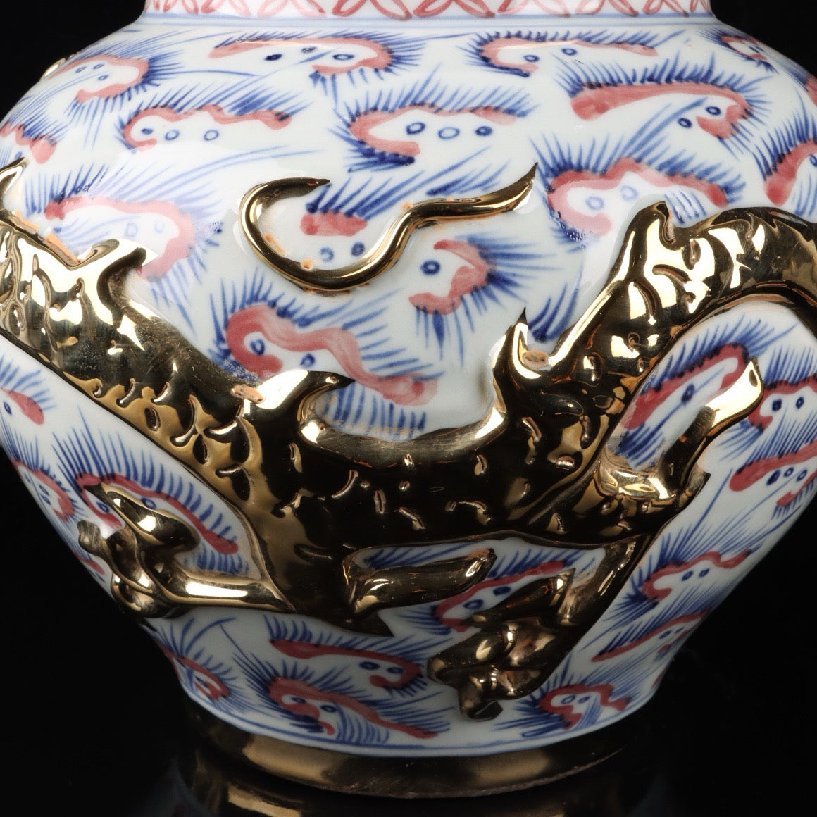 Blue and white glazed gilded golden red relief jar with cloud and dragon patterns