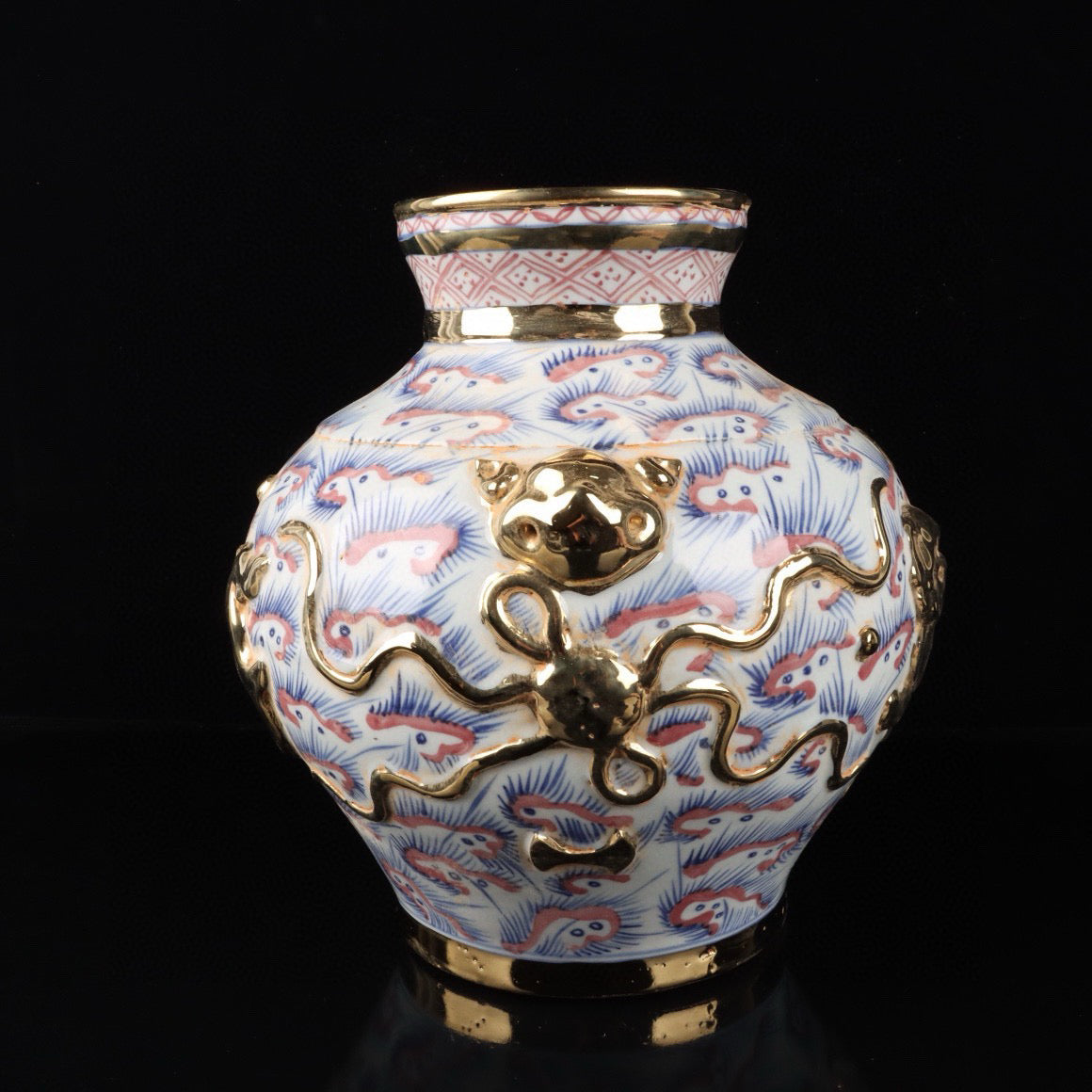 Blue and white glazed red relief lion patterned beast ear jar