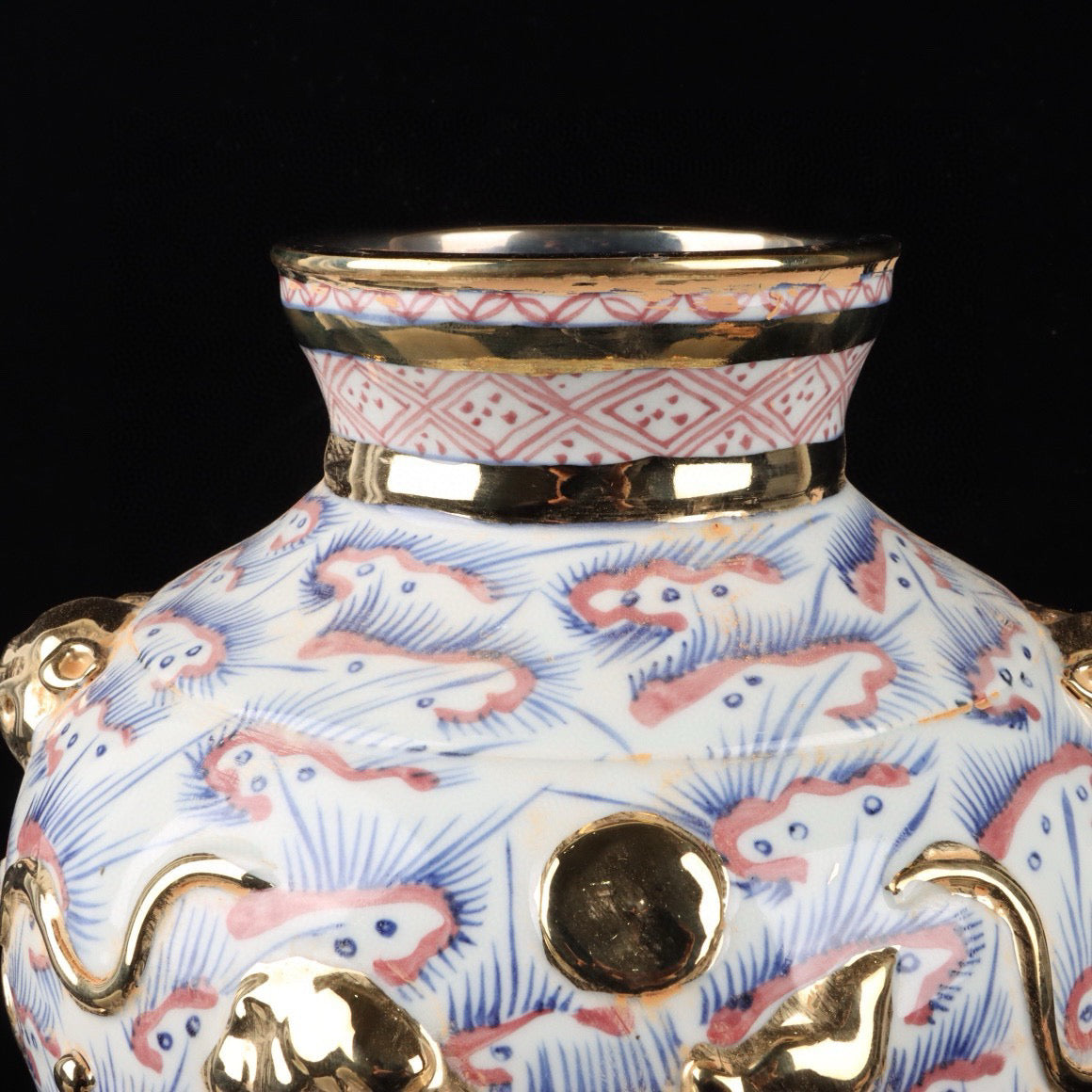 Blue and white glazed red relief lion patterned beast ear jar