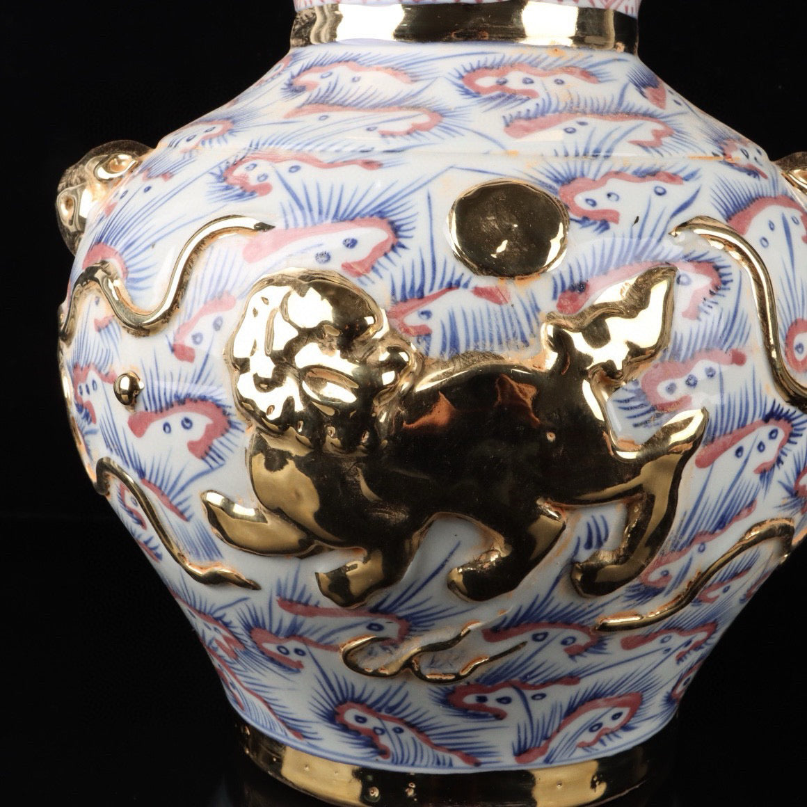 Blue and white glazed red relief lion patterned beast ear jar