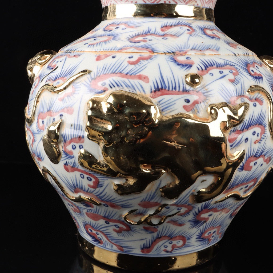 Blue and white glazed red relief lion patterned beast ear jar
