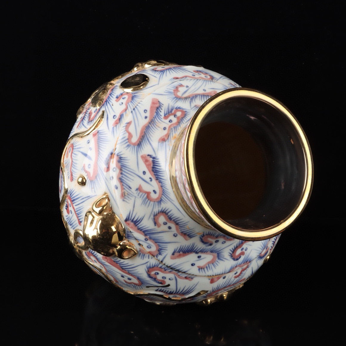 Blue and white glazed red relief lion patterned beast ear jar