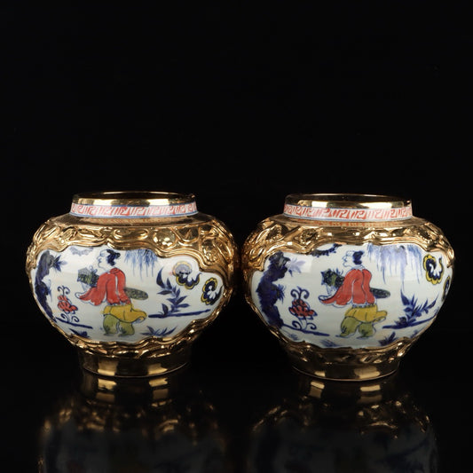 A pair of colorful gilded window figures, story patterns, animal ear jars