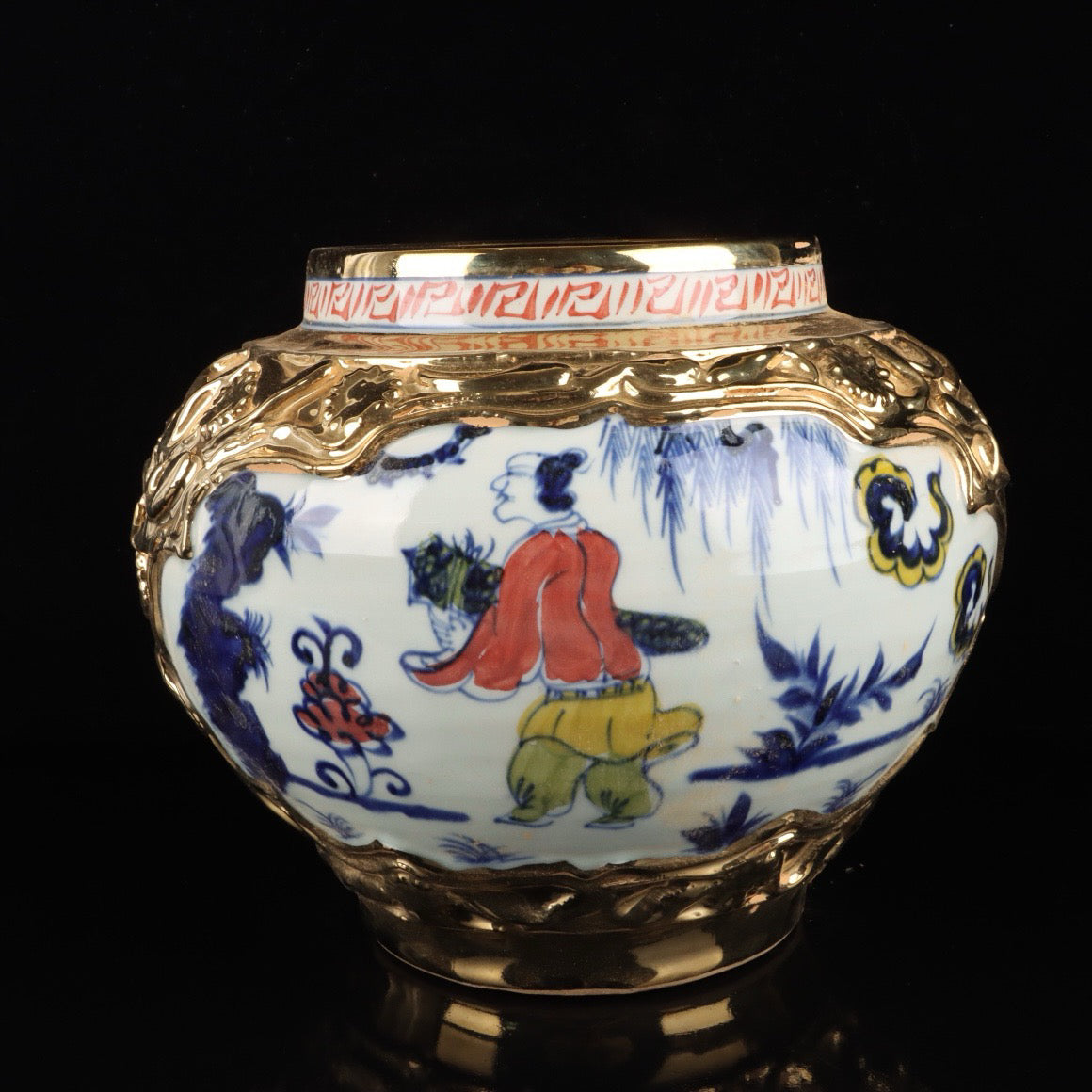 A pair of colorful gilded window figures, story patterns, animal ear jars