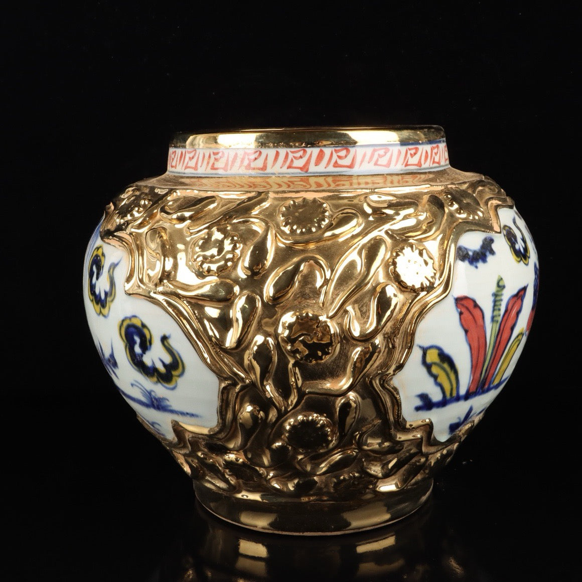 A pair of colorful gilded window figures, story patterns, animal ear jars