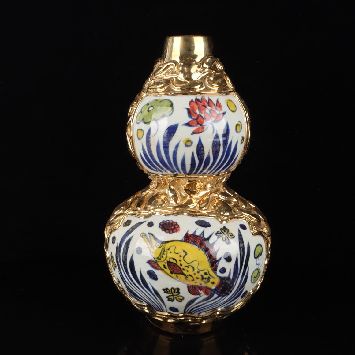 Kiln pink gilded relief fish algae pattern gourd bottle
