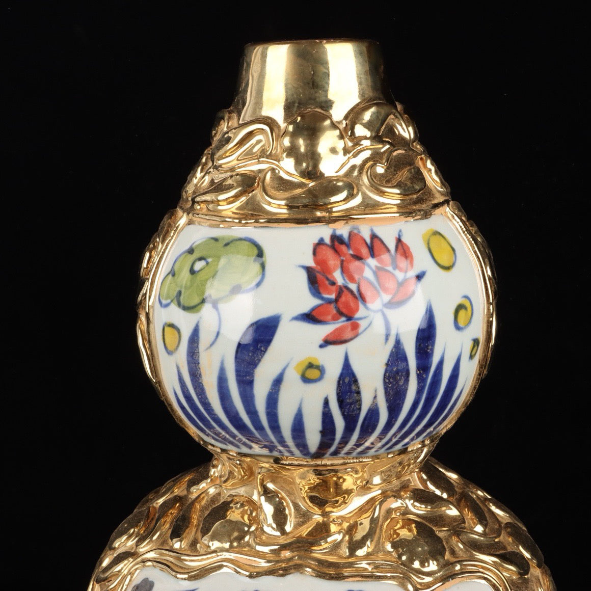Kiln pink gilded relief fish algae pattern gourd bottle