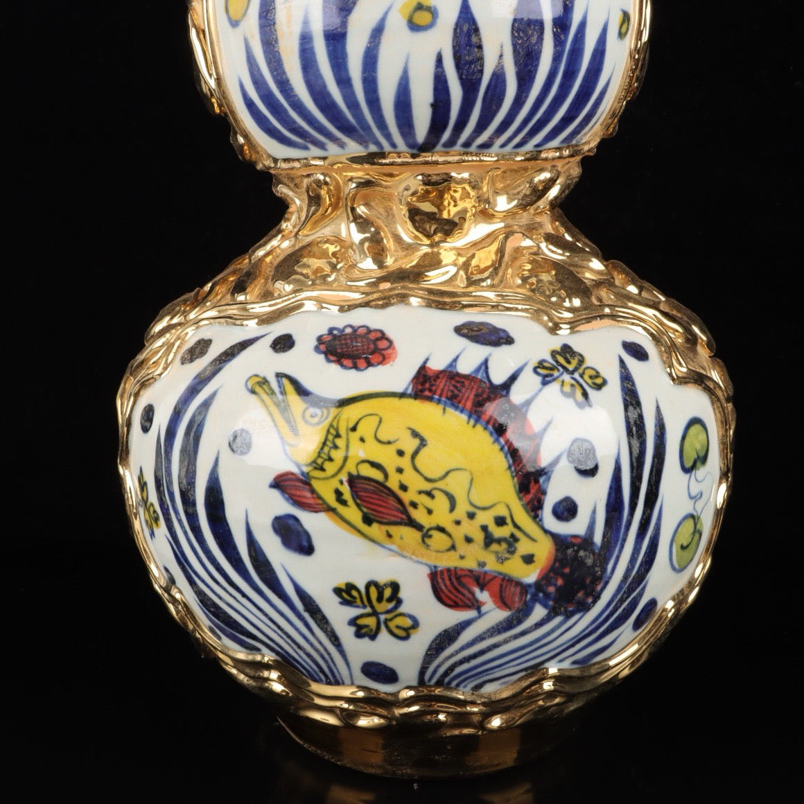 Kiln pink gilded relief fish algae pattern gourd bottle