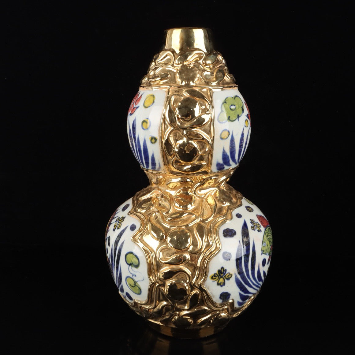 Kiln pink gilded relief fish algae pattern gourd bottle