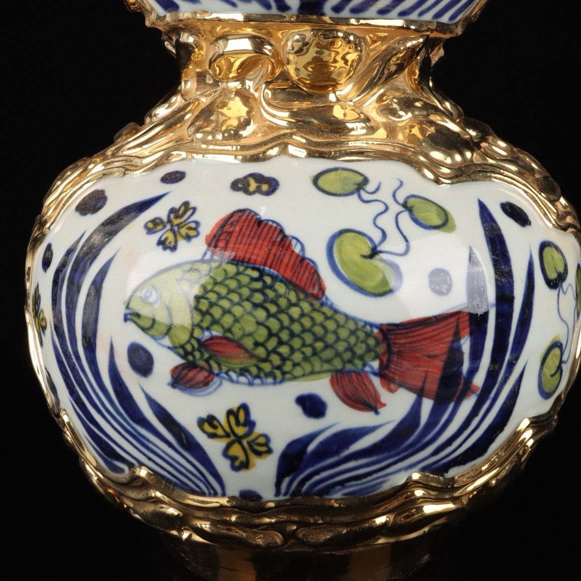 Kiln pink gilded relief fish algae pattern gourd bottle