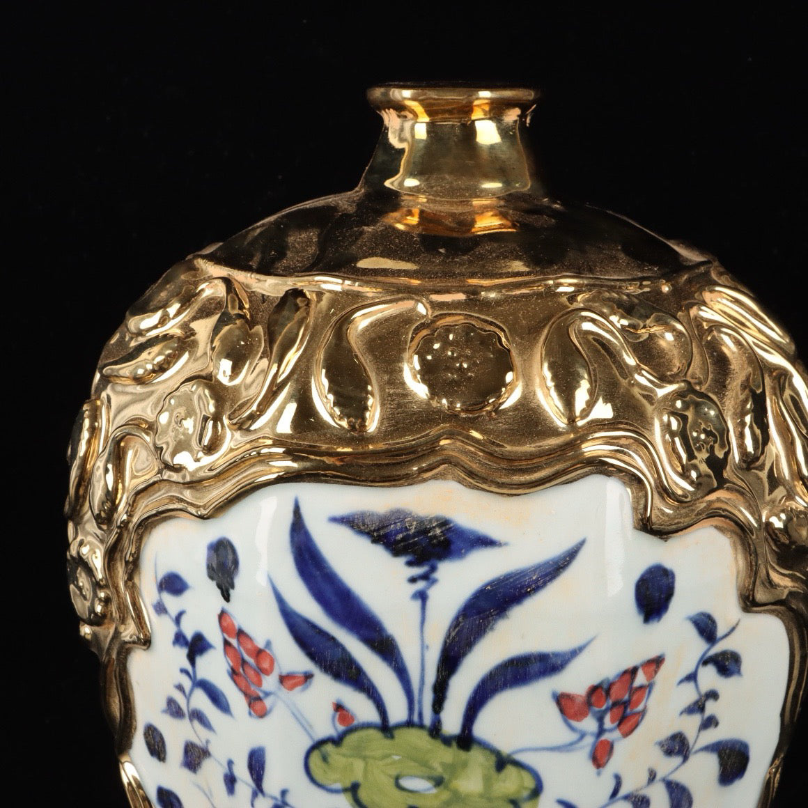 Colorful gold-plated window with Mandarin ducks playing water patterned plum vase