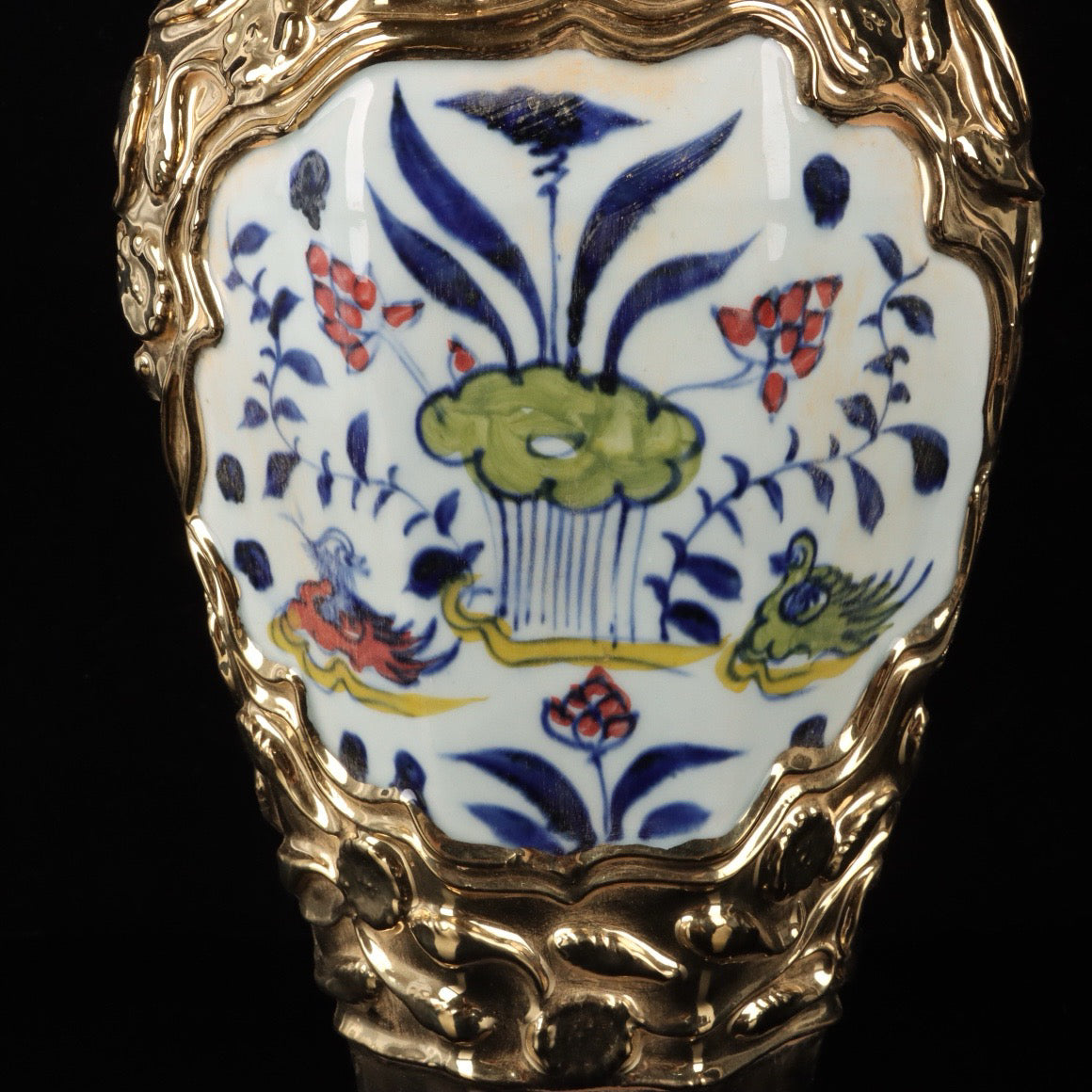 Colorful gold-plated window with Mandarin ducks playing water patterned plum vase