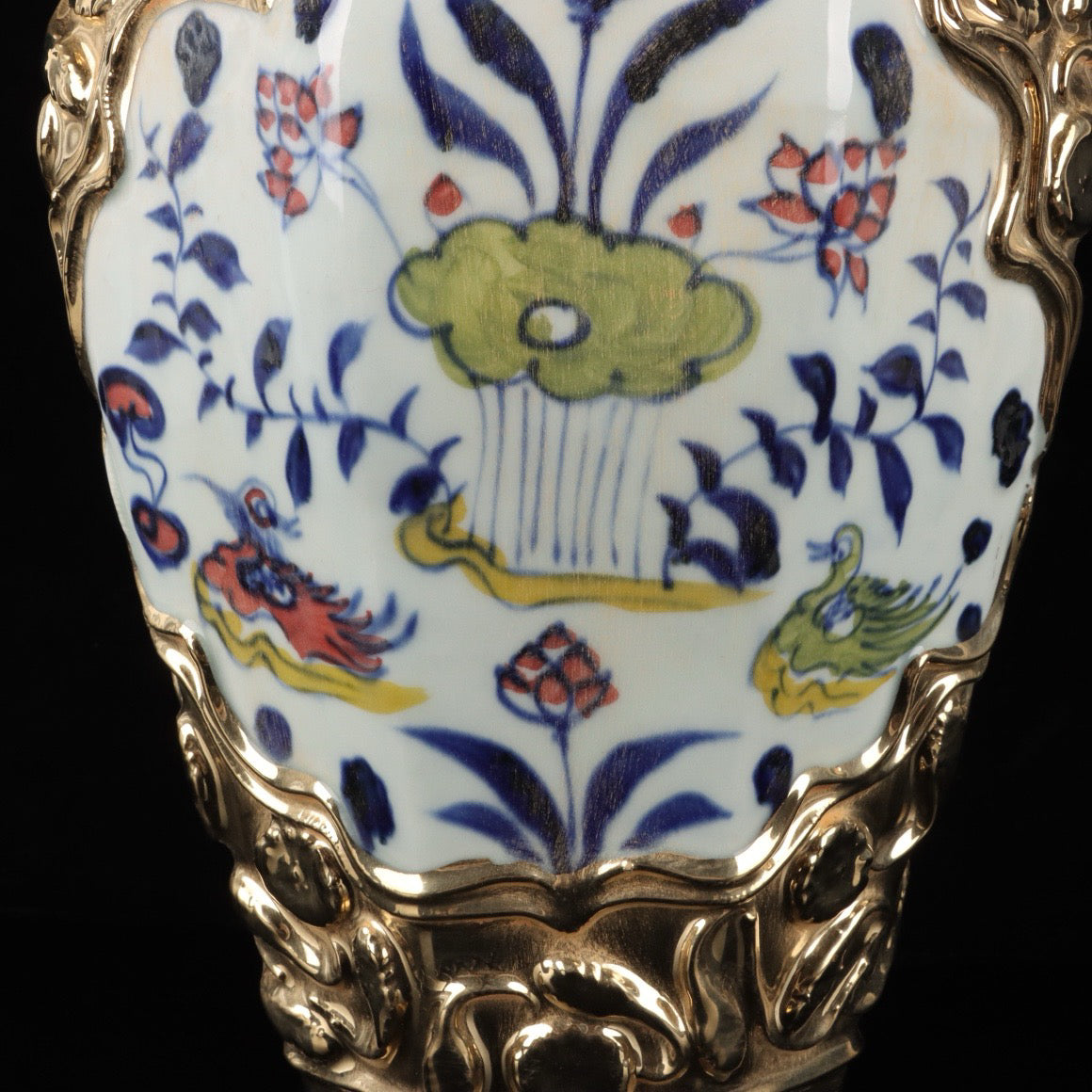 Colorful gold-plated window with Mandarin ducks playing water patterned plum vase