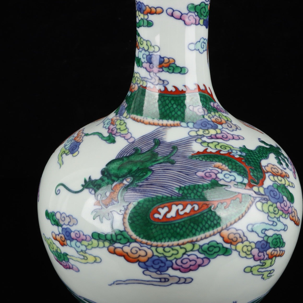 Blue and white Dou Cai Yun Long Wen Garlic Bottle