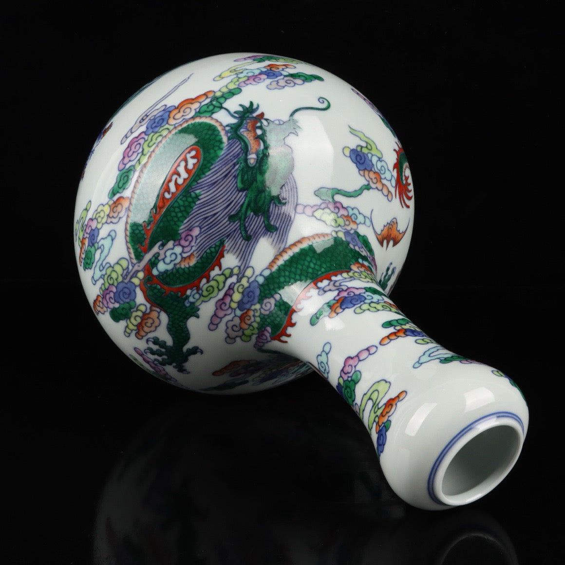 Blue and white Dou Cai Yun Long Wen Garlic Bottle