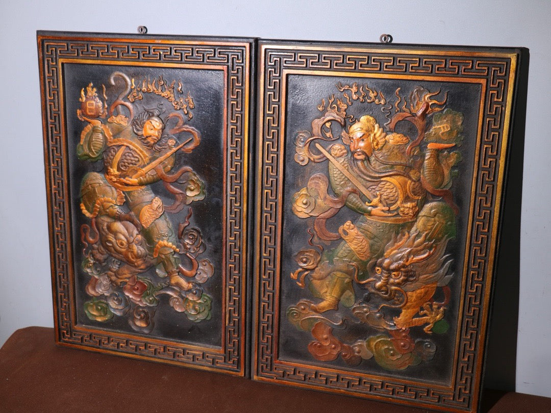 Old wooden tire painted with gold, featuring a pair of door gods named Wei Chi Gong and Qin Shu Bao