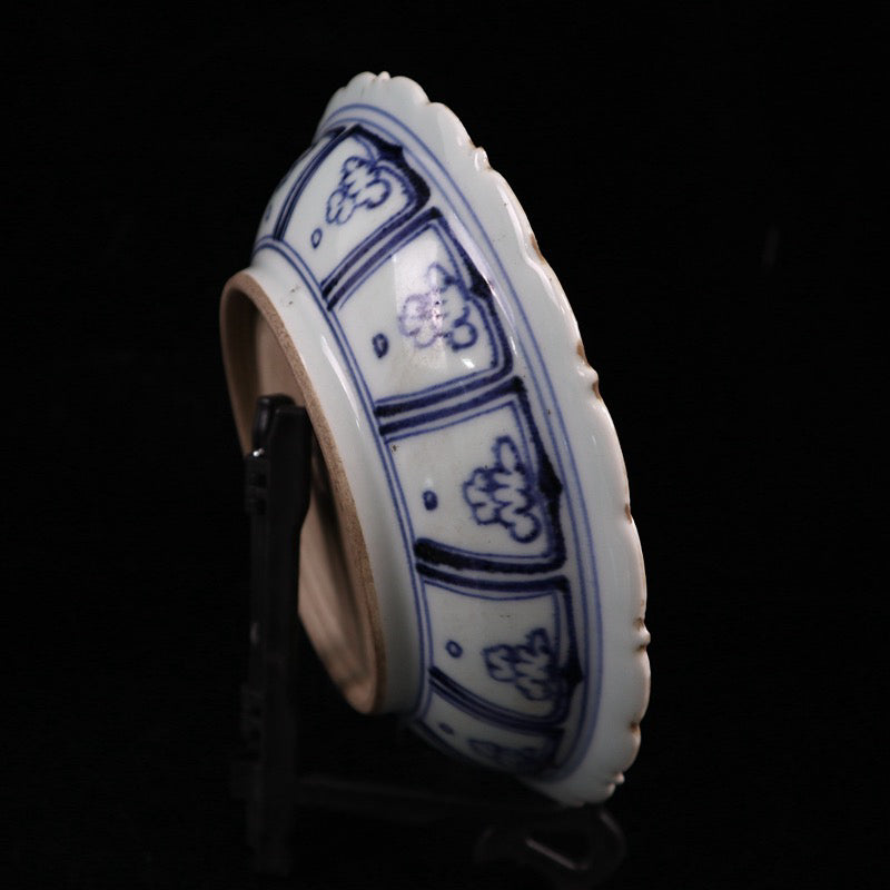 Blue and white character story pattern lace plate