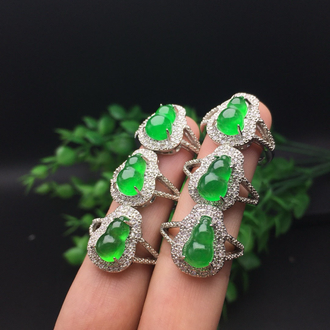 Chinese antique ice green inlaid gourd ring