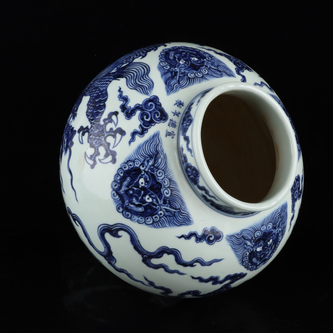 Blue and white cloud dragon patterned jar