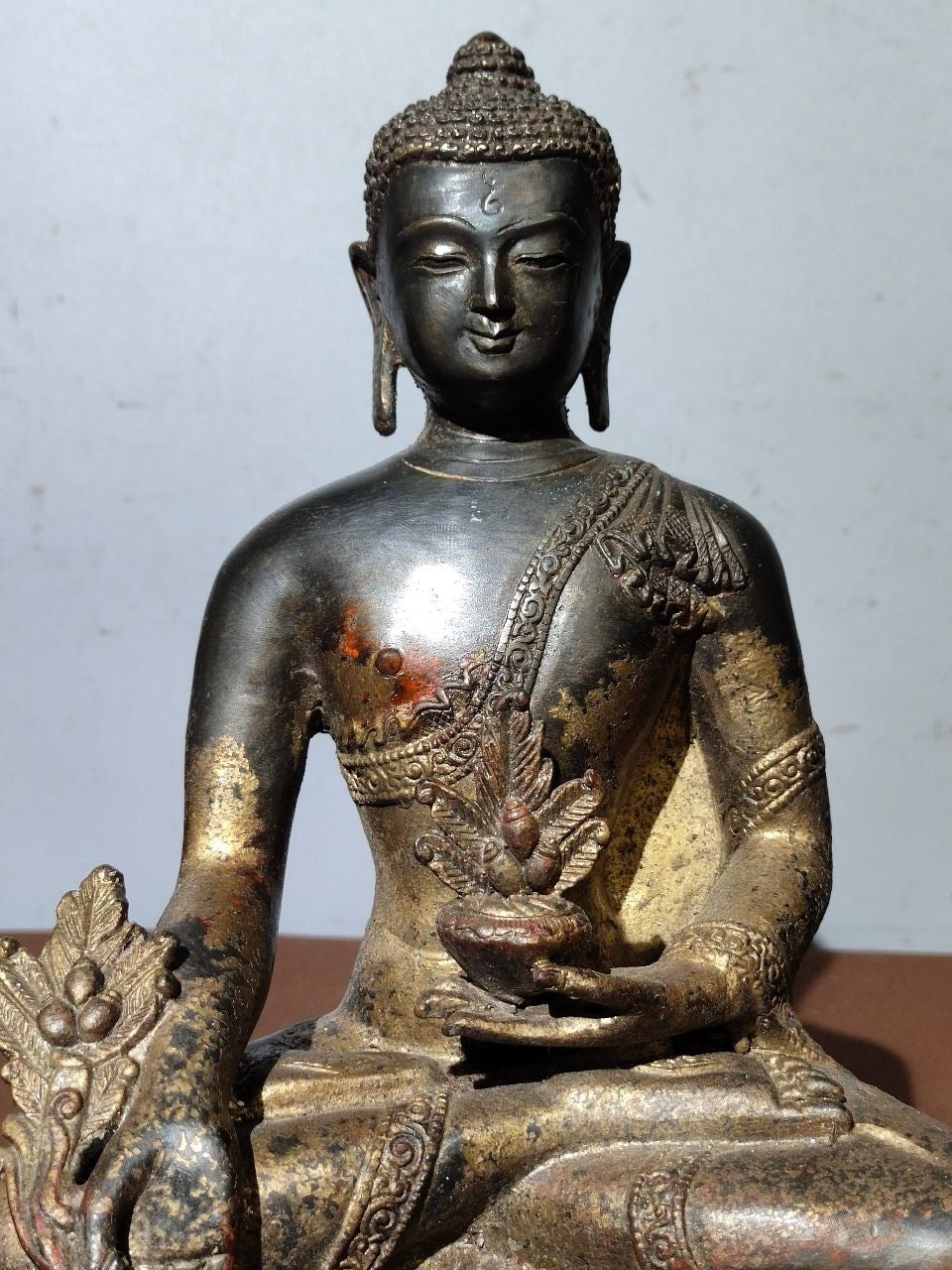 A statue of pure copper mud, gold sprinkled cinnabar Buddha, and Shakyamuni Medicine Buddha