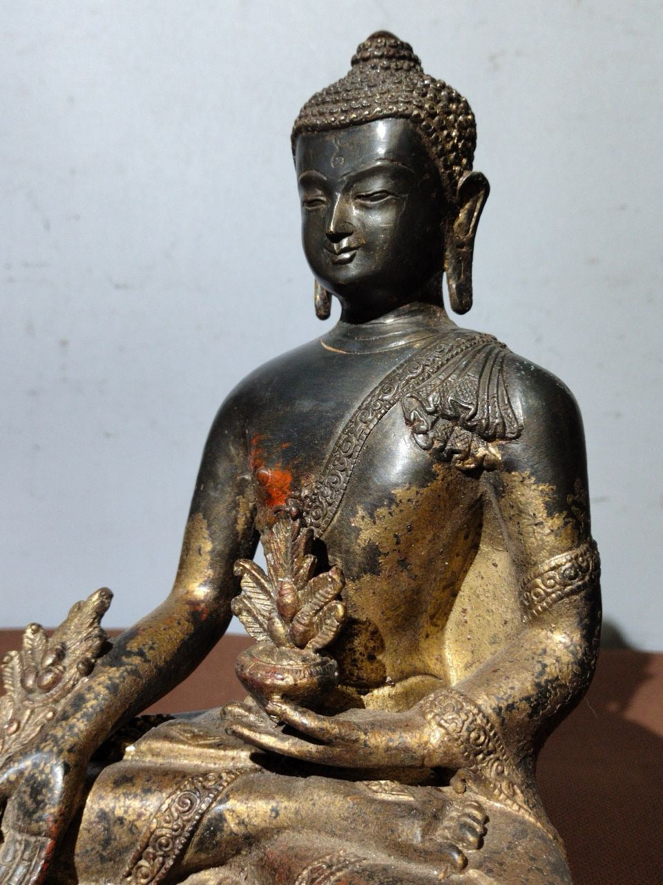 A statue of pure copper mud, gold sprinkled cinnabar Buddha, and Shakyamuni Medicine Buddha