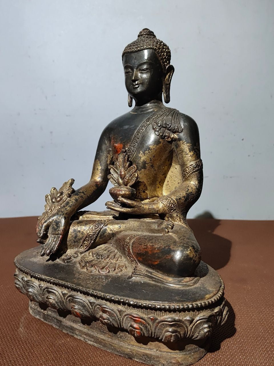 A statue of pure copper mud, gold sprinkled cinnabar Buddha, and Shakyamuni Medicine Buddha