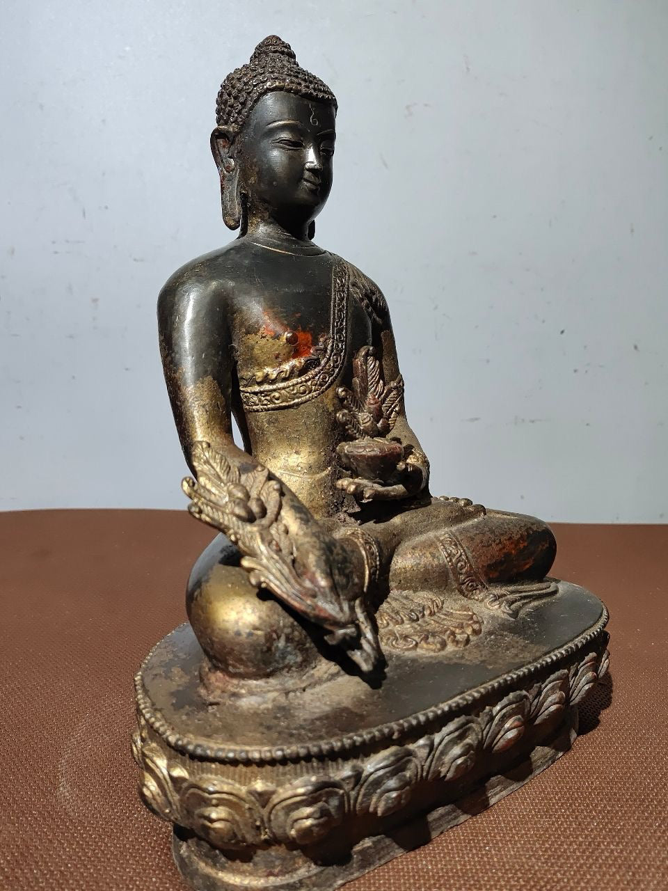 A statue of pure copper mud, gold sprinkled cinnabar Buddha, and Shakyamuni Medicine Buddha