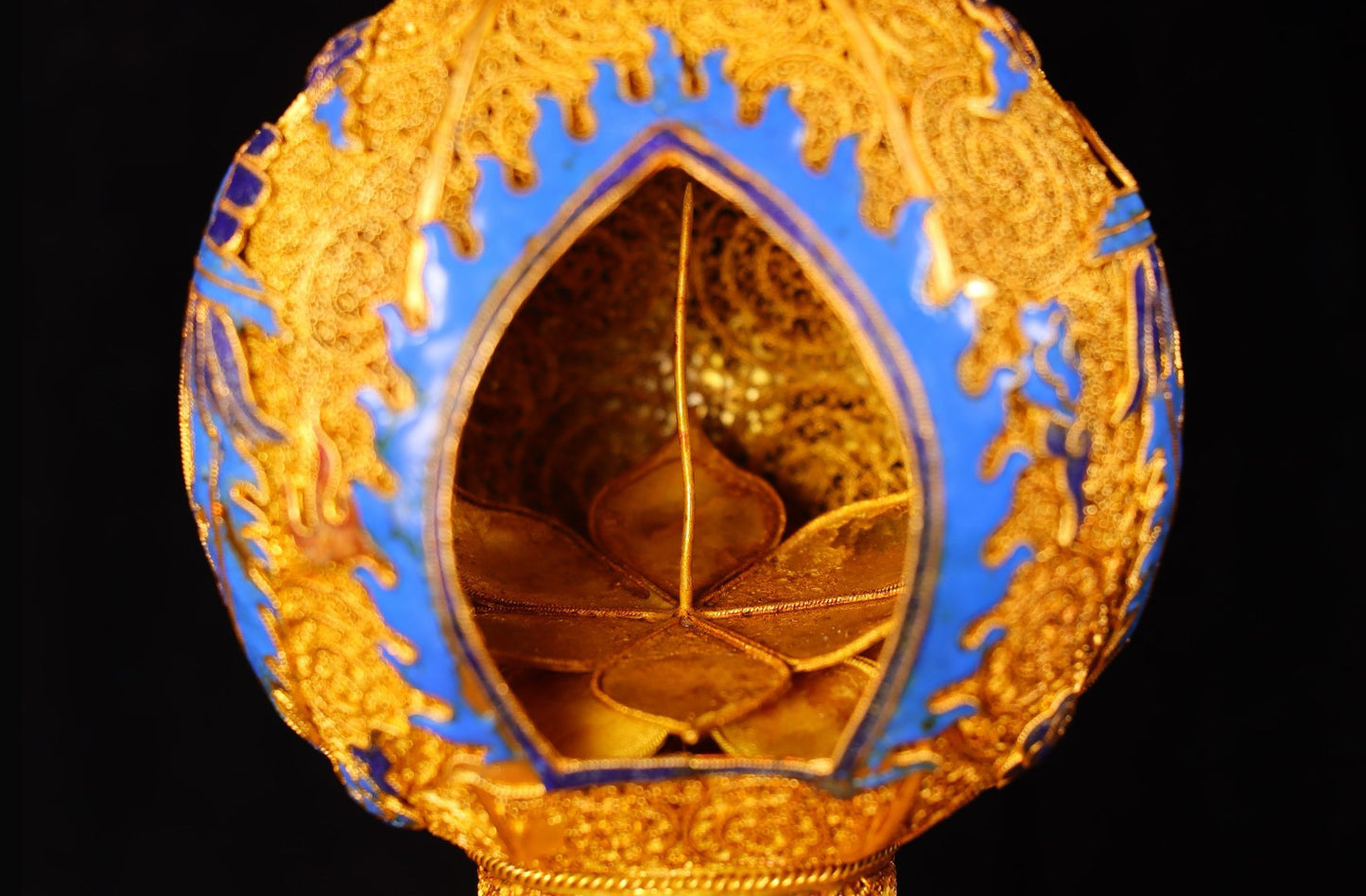 Chinese antique handmade filigree gold-plated inlaid gemstone blue tower ornaments