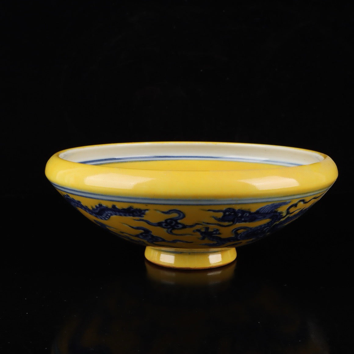 Blue and white with yellow glaze and cloud dragon pattern brush wash