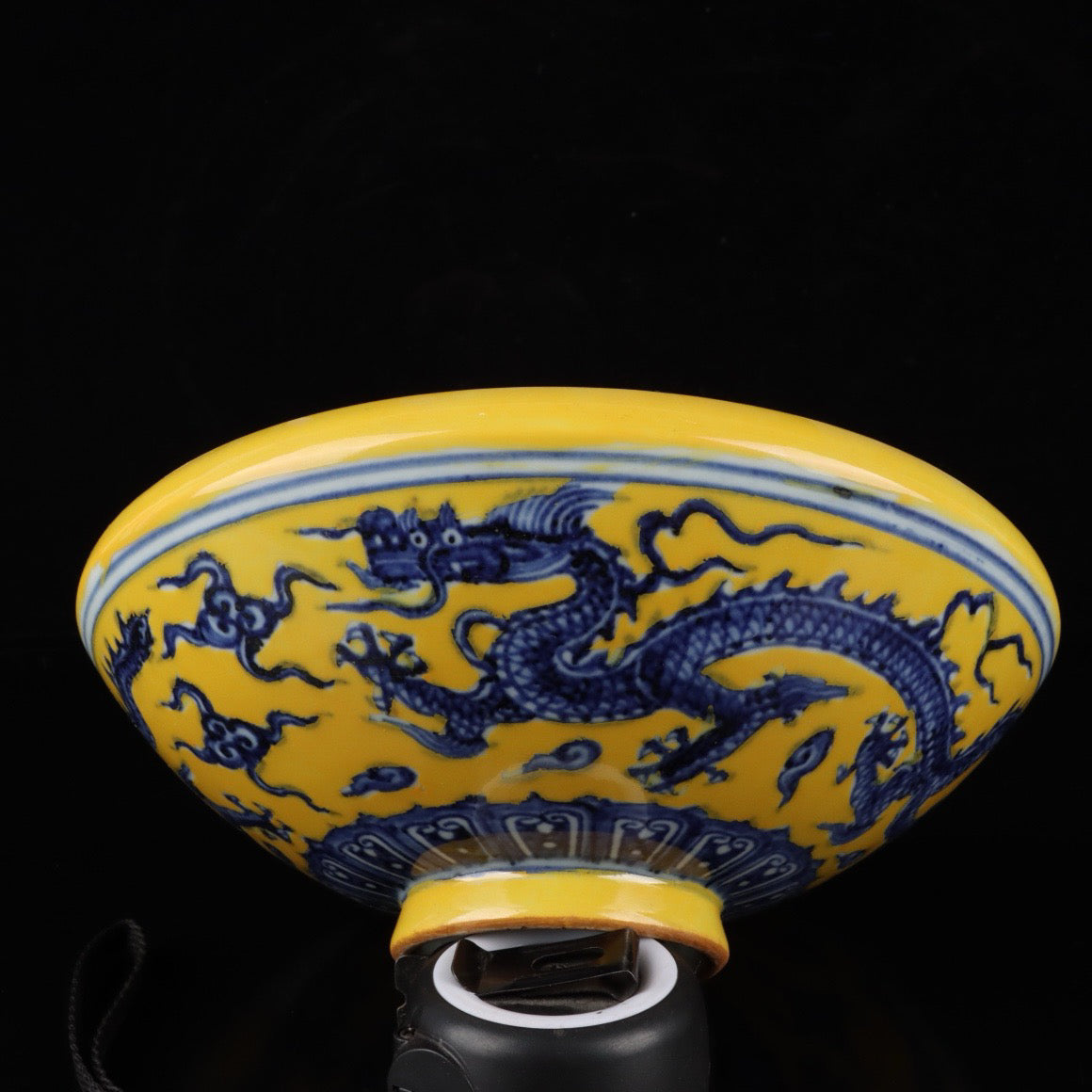 Blue and white with yellow glaze and cloud dragon pattern brush wash