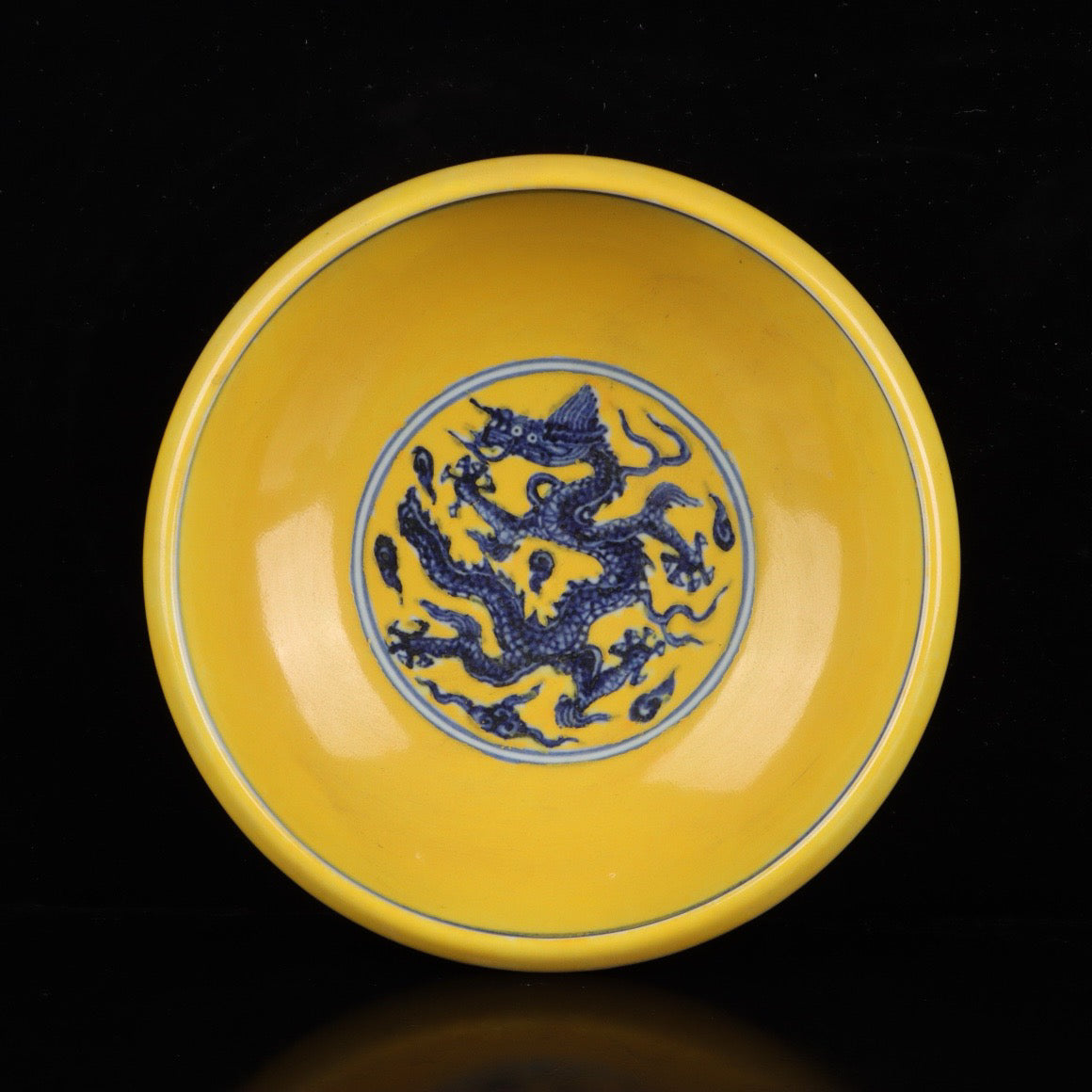 Blue and white with yellow glaze and cloud dragon pattern brush wash