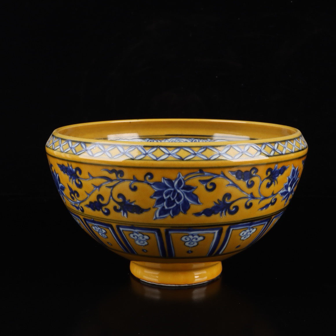 A pair of blue and white with yellow glaze and tangled branches and lotus pattern brush wash