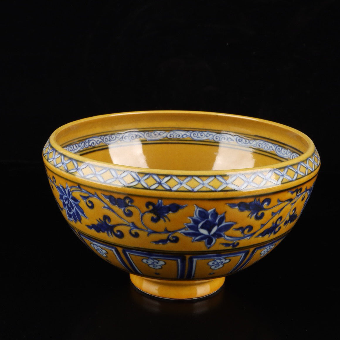 A pair of blue and white with yellow glaze and tangled branches and lotus pattern brush wash