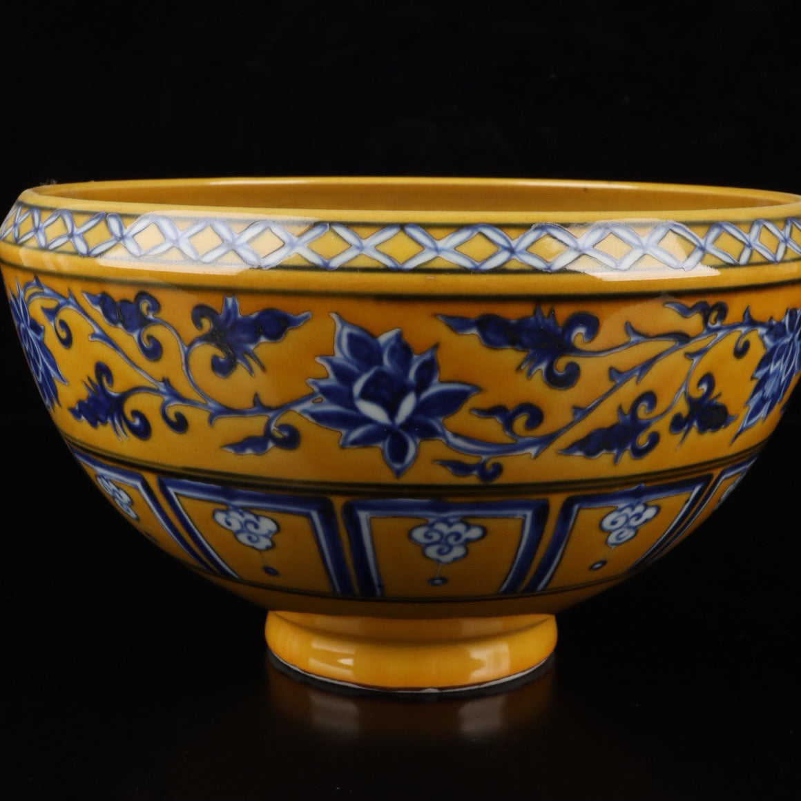 A pair of blue and white with yellow glaze and tangled branches and lotus pattern brush wash