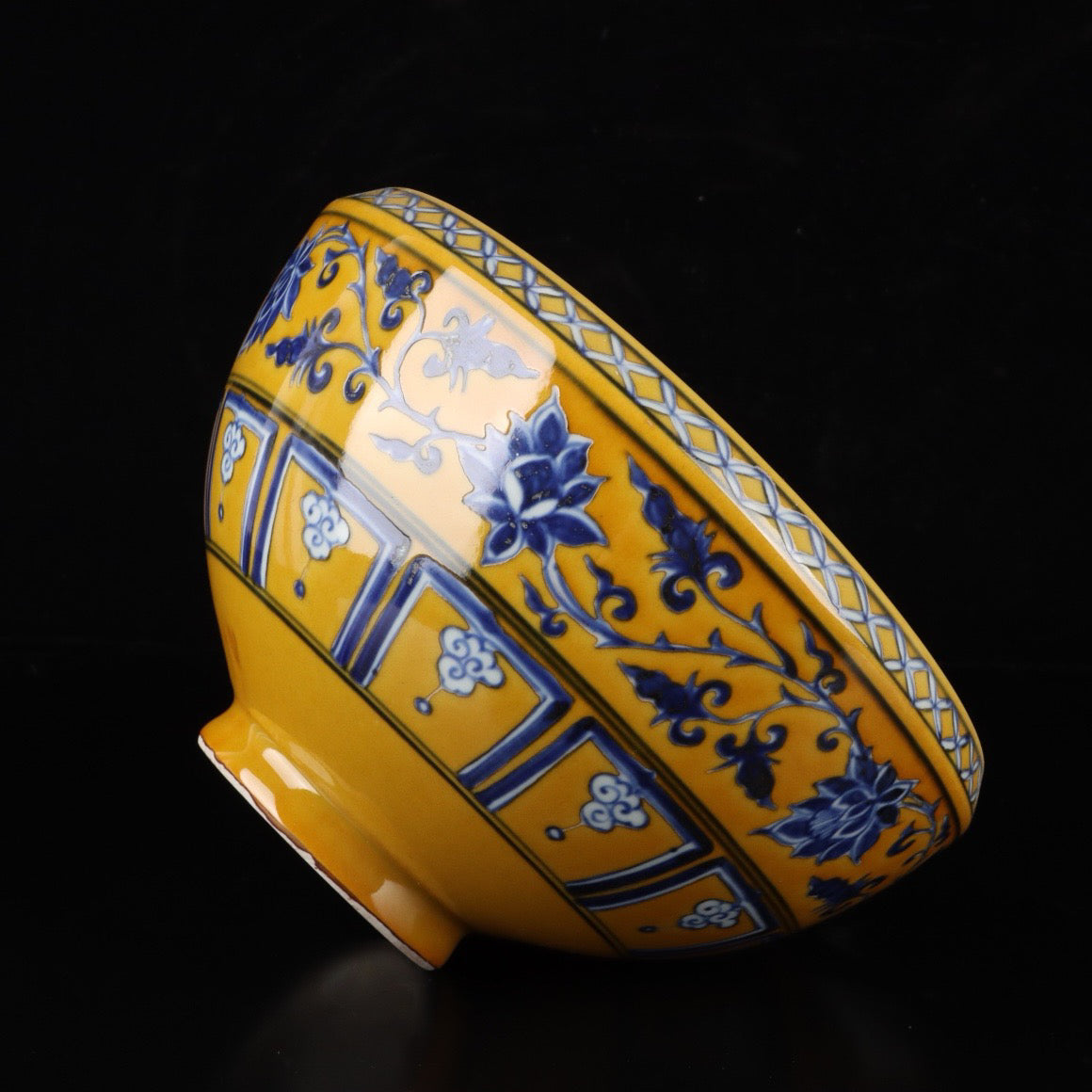 A pair of blue and white with yellow glaze and tangled branches and lotus pattern brush wash