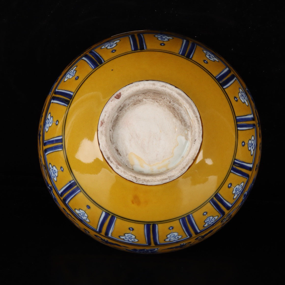 A pair of blue and white with yellow glaze and tangled branches and lotus pattern brush wash