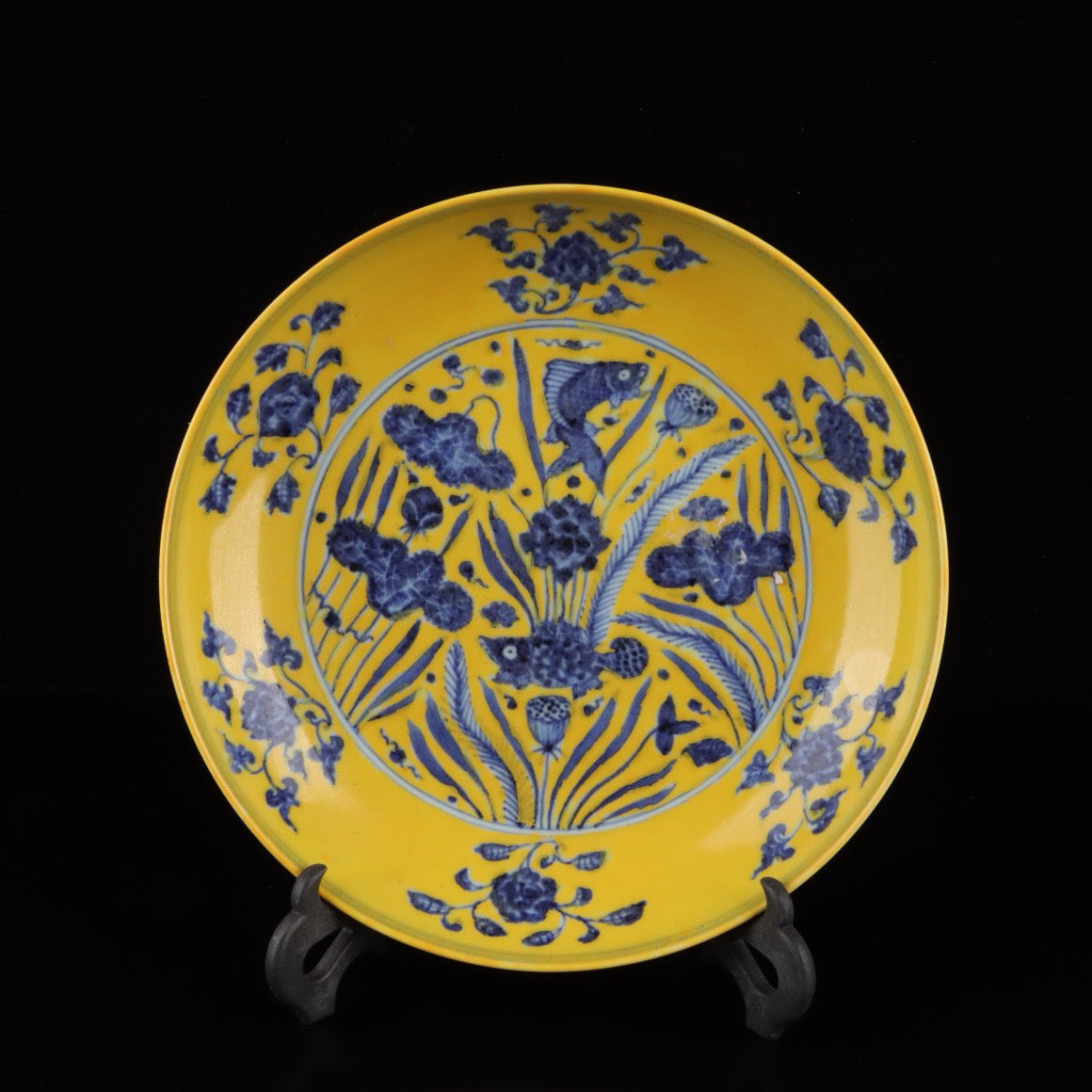 Blue and white with yellow glazed fish and algae pattern appreciation plate