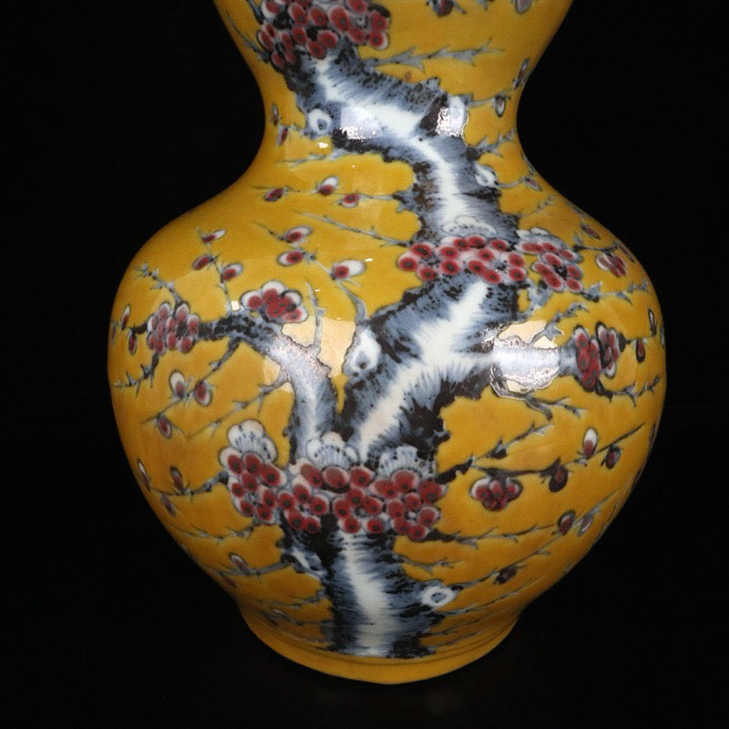 Blue and white glazed red plum blossom patterned gourd bottle with lid