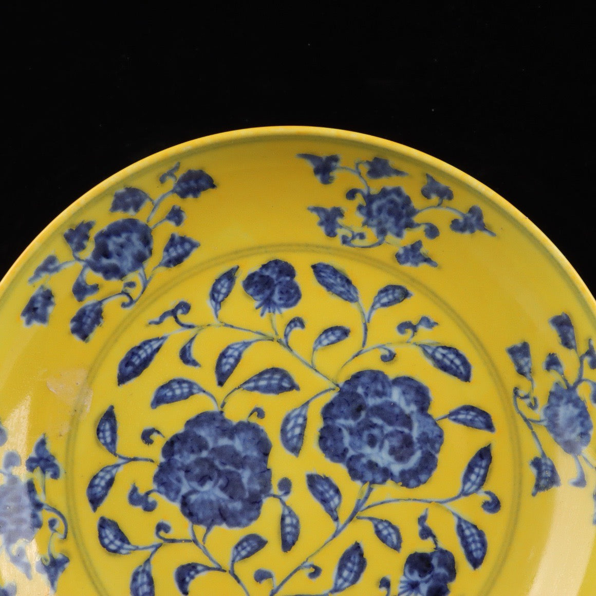 Blue and white with yellow glaze floral pattern appreciation plate
