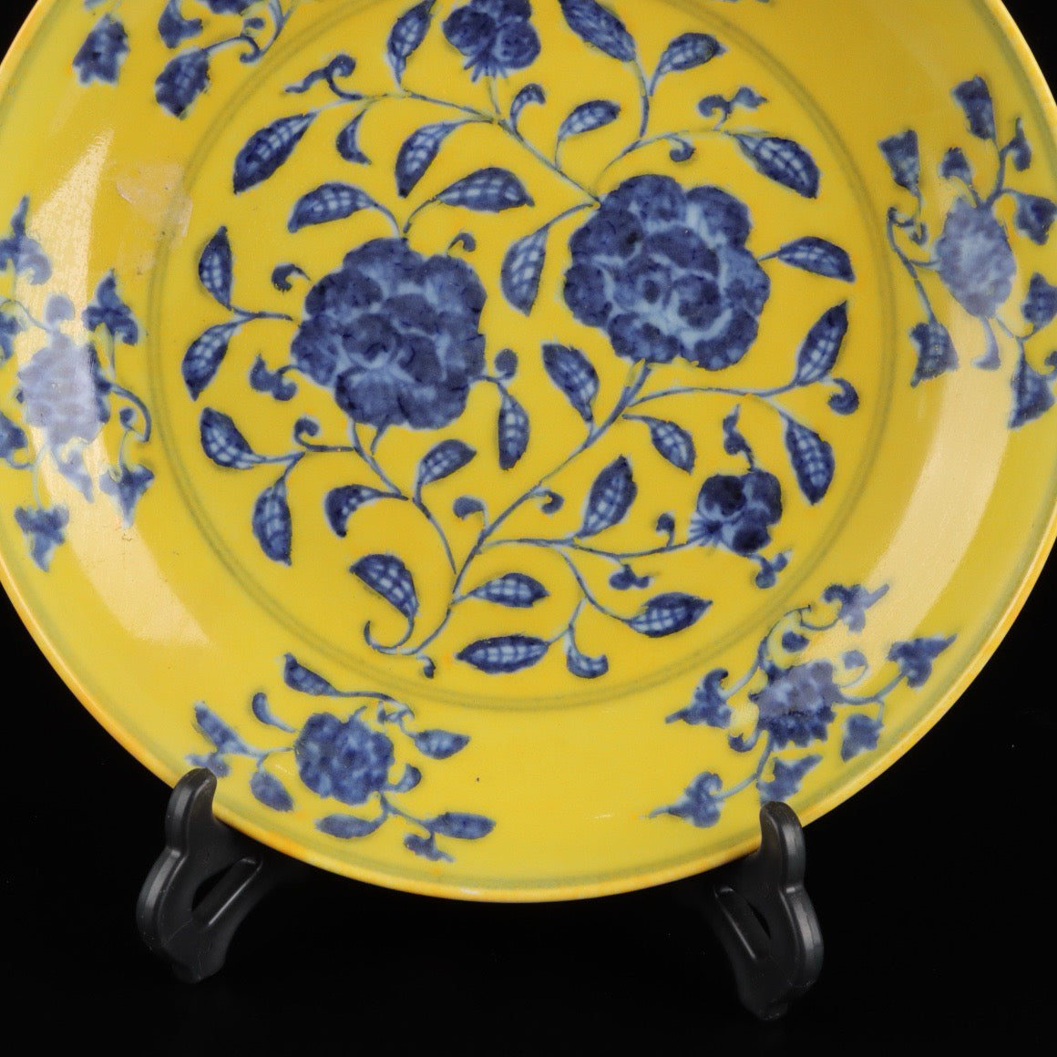 Blue and white with yellow glaze floral pattern appreciation plate