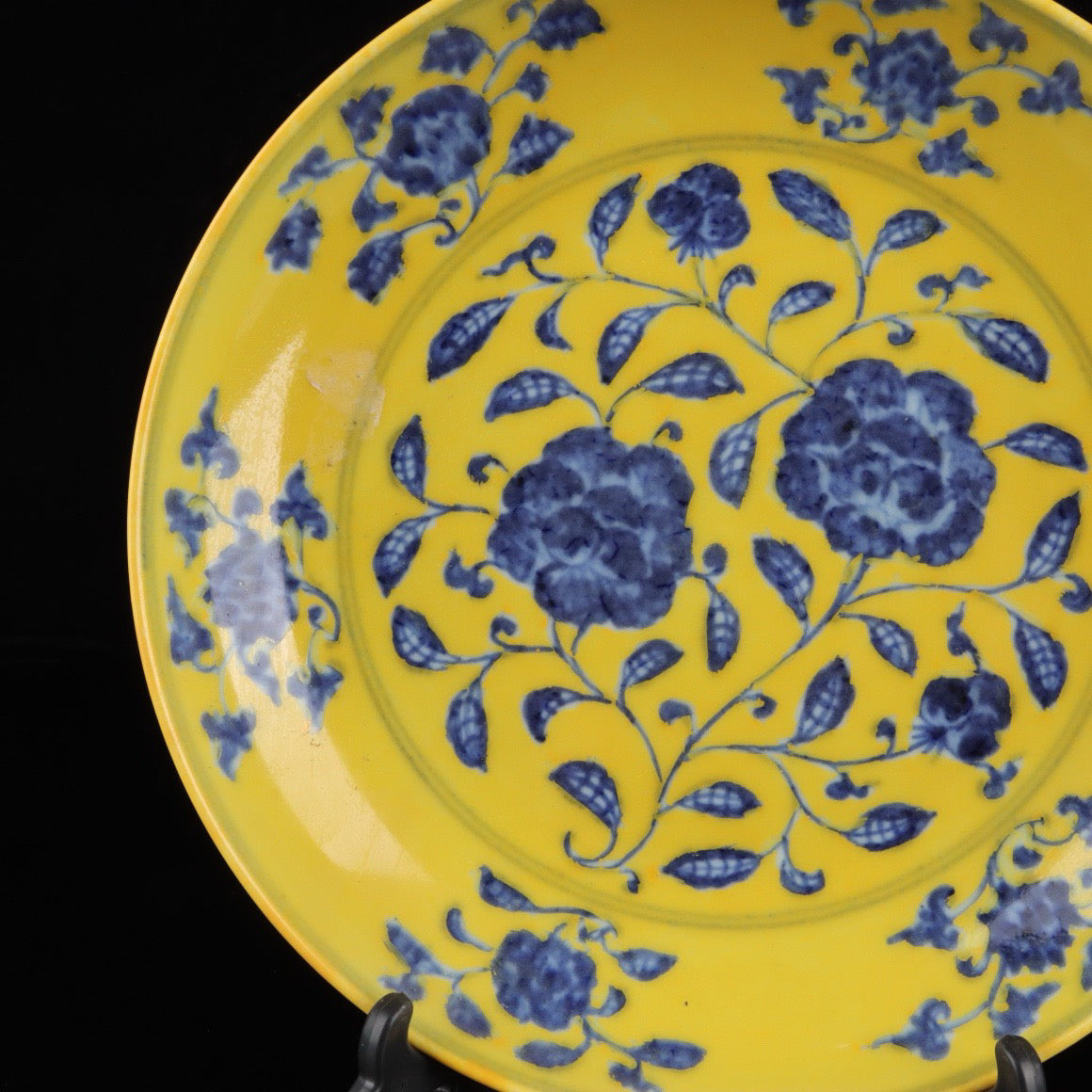 Blue and white with yellow glaze floral pattern appreciation plate