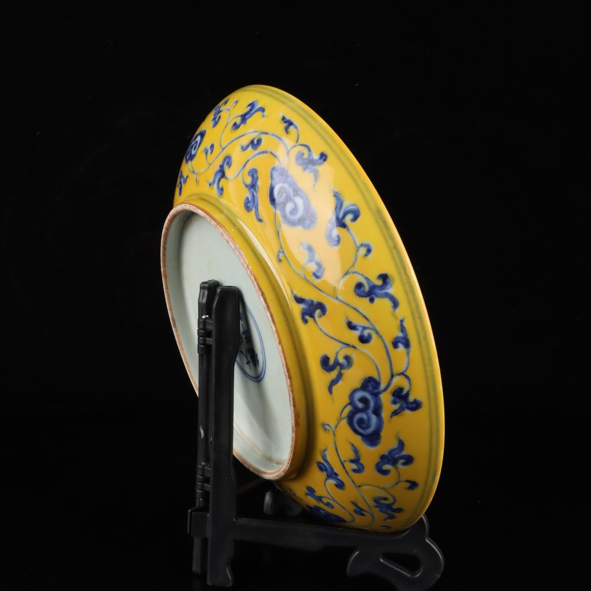 Blue and white with yellow glaze floral pattern appreciation plate