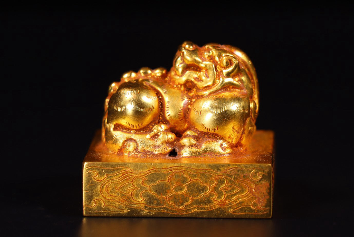 A pure handmade copper gilded seal made of Chinese antiques